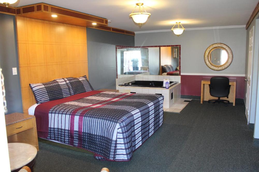 King Room with Spa Bath Smoking interior